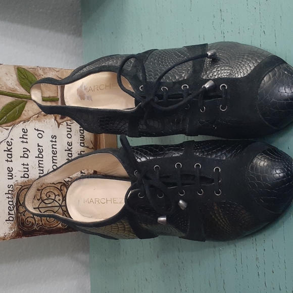 MARCHEZ VOUS HEELS SZ 9.5 - Picture 1 of 7